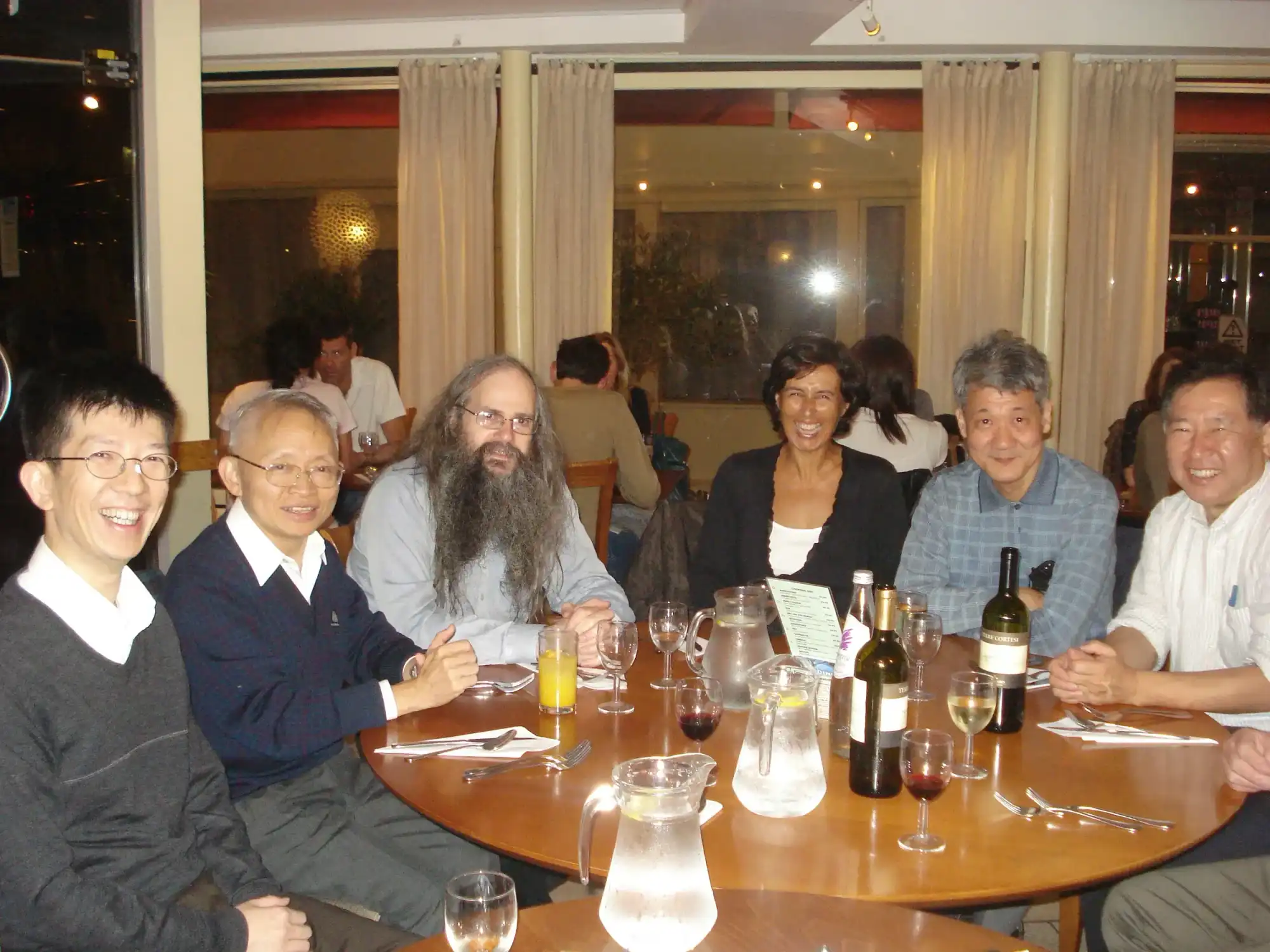 ISCA的年度旗艦大會 Interspeech 2008（澳洲布里斯班）會場所召開的ISCA理事會（ISCA Board Meeting）會後餐敘:右一、二為兩位日本教授，右三為當時的ISCA President，葡萄牙的Isabel Trancoso，右四為美國CMU教授Alan Black，左一為後來的ISCA President， 星加坡的Haizhou Li。