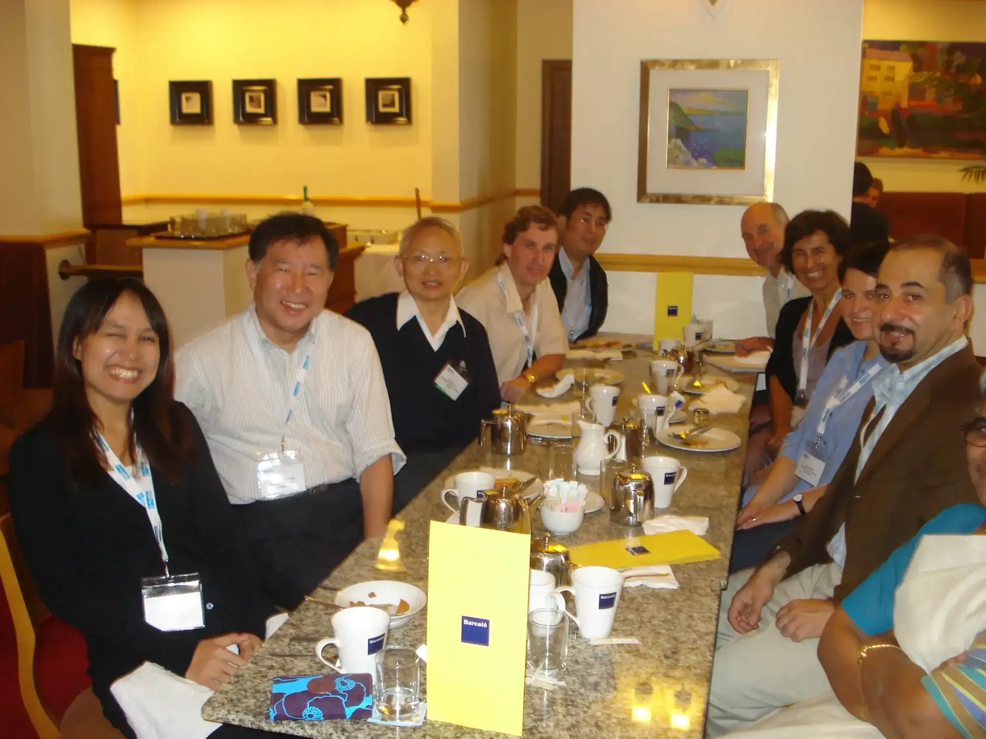 Interspeech 2009於Bryton(英國)，李教授以ISCA Board Member身份主持International Affairs Breakfast，討論內容主題就��是後來的「地理開拓計劃」。其中右四為當時ISCA President，葡萄牙的Isabel Trancoso，其餘由左至右分別為各國代表：印尼、日本、李教授、俄羅斯、泰國、瑞典、南非、智利、印度，多數為「低度參與地區」國家代表。
