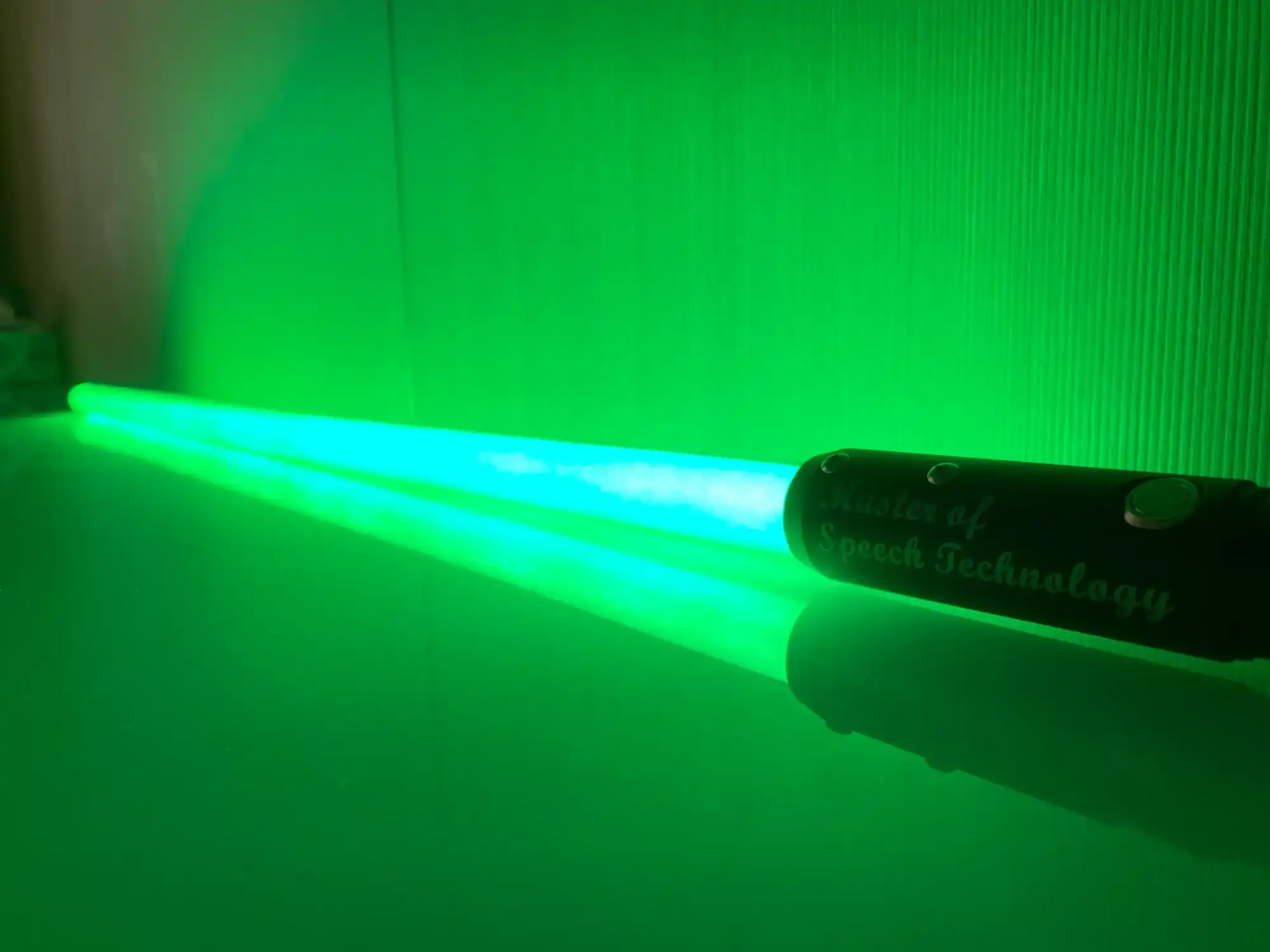 這是「尤達大師」的「雷射寶劍」的相片，上面刻的「Master of Speech Technology」清晰可見，按下按鈕後其發出之綠光甚為明亮。