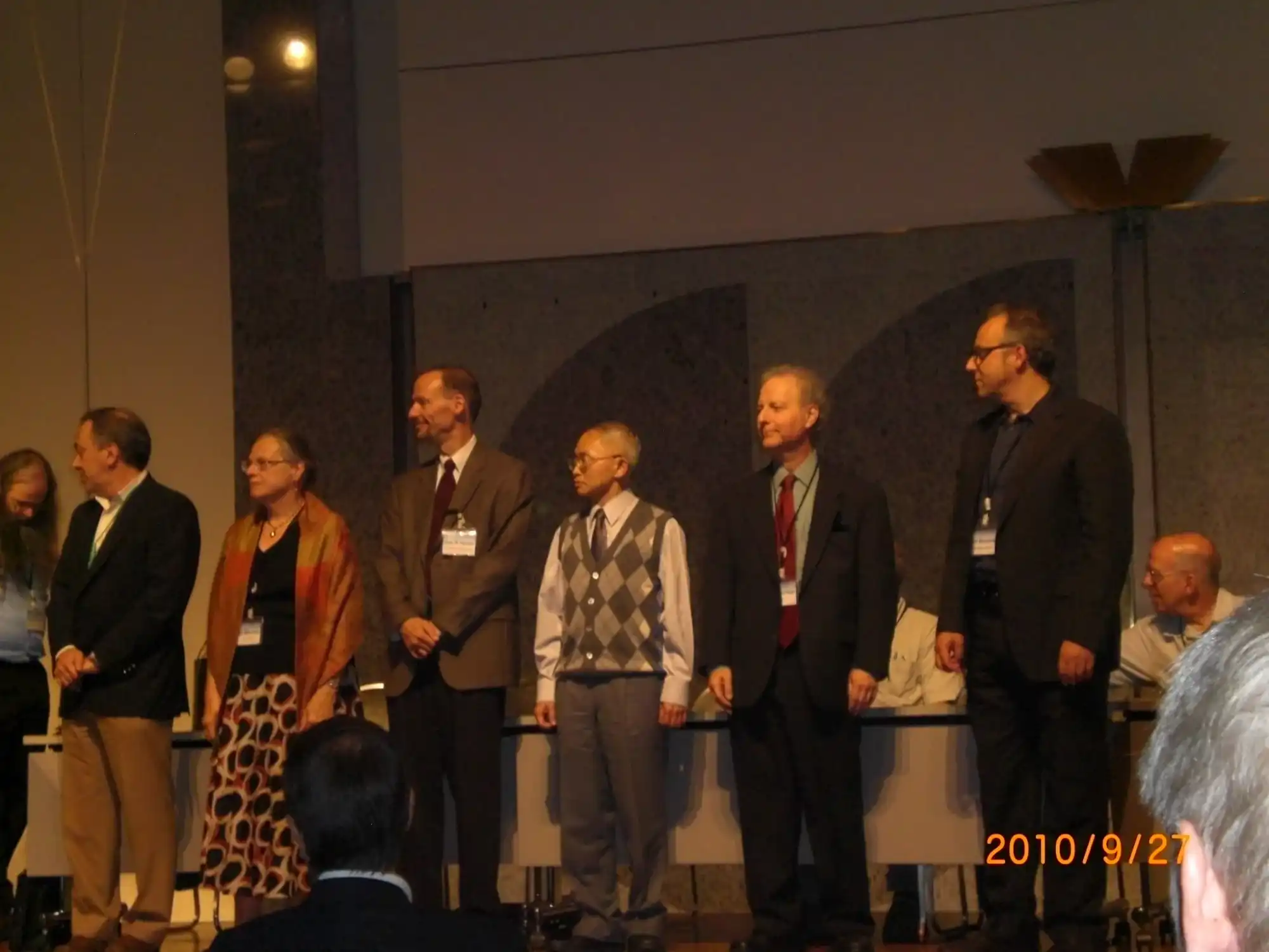 2010獲選第三屆ISCA Fellow，至當時為止全球共24人當選為ISCA Fellow，2010共選上6人。除一位英國人(右一)及李教授外，餘4人均為美國學者。攝於Interspeech 2010(東京)開幕典禮之Fellow頒獎儀式。