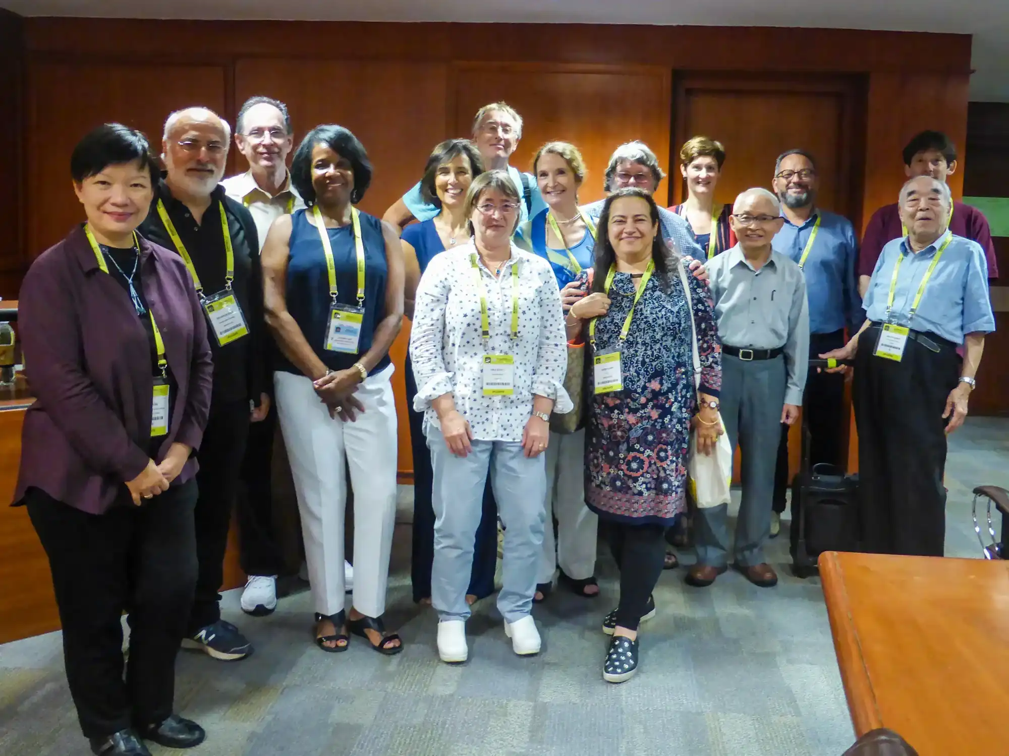 本相片攝於Interspeech 2018 in Hyderabad, India��（印度海德拉巴）中的ISCA Fellow Reception，鏡頭中的人都是ISCA Fellows 或 ISCA Board Members。李教授在第二排右二。