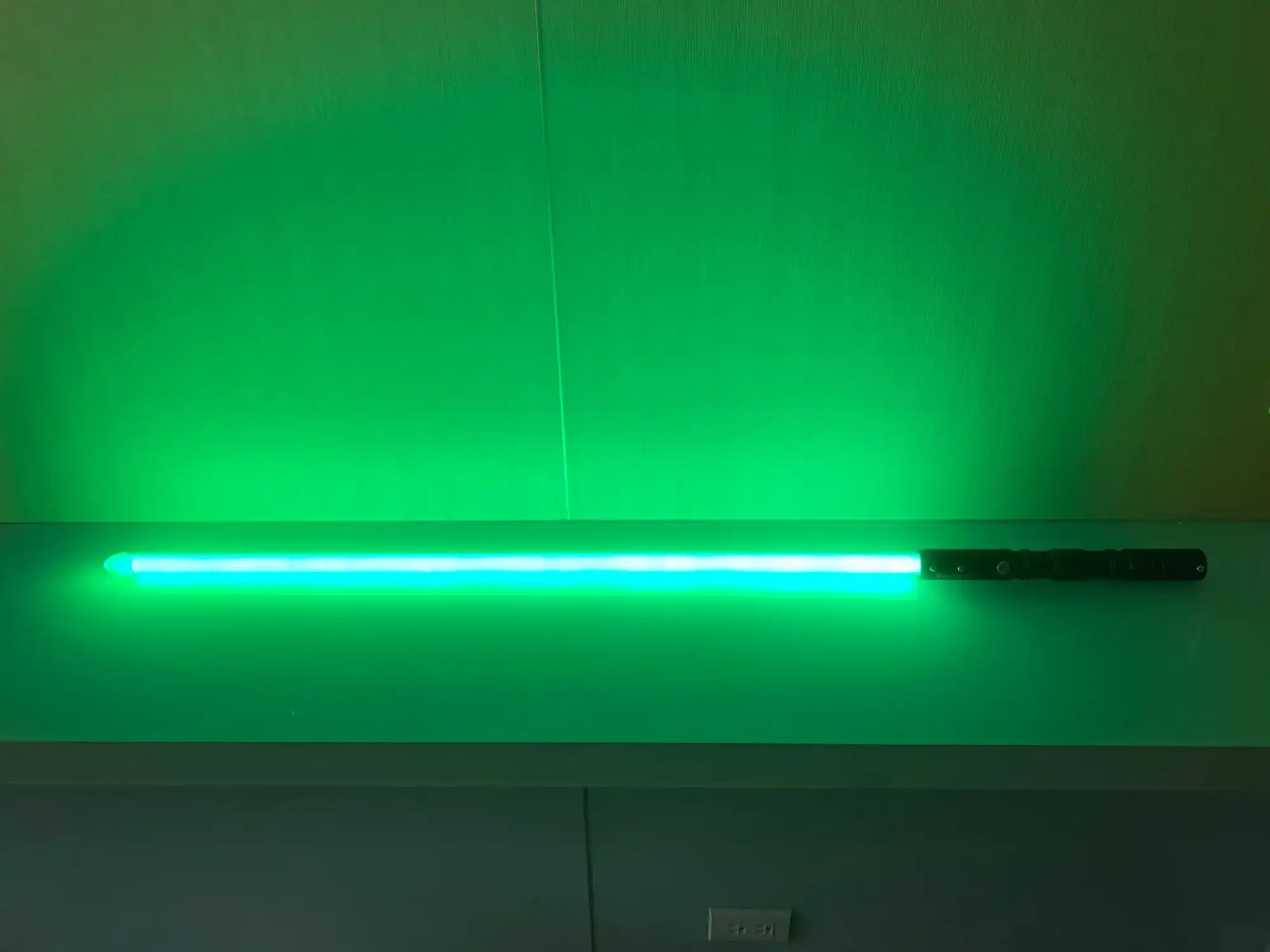 這是「尤達大師」的「雷射寶劍」的相片，上面刻的「Master of Speech Technology」清晰可見，按下按鈕後其發出之綠光甚為明亮。